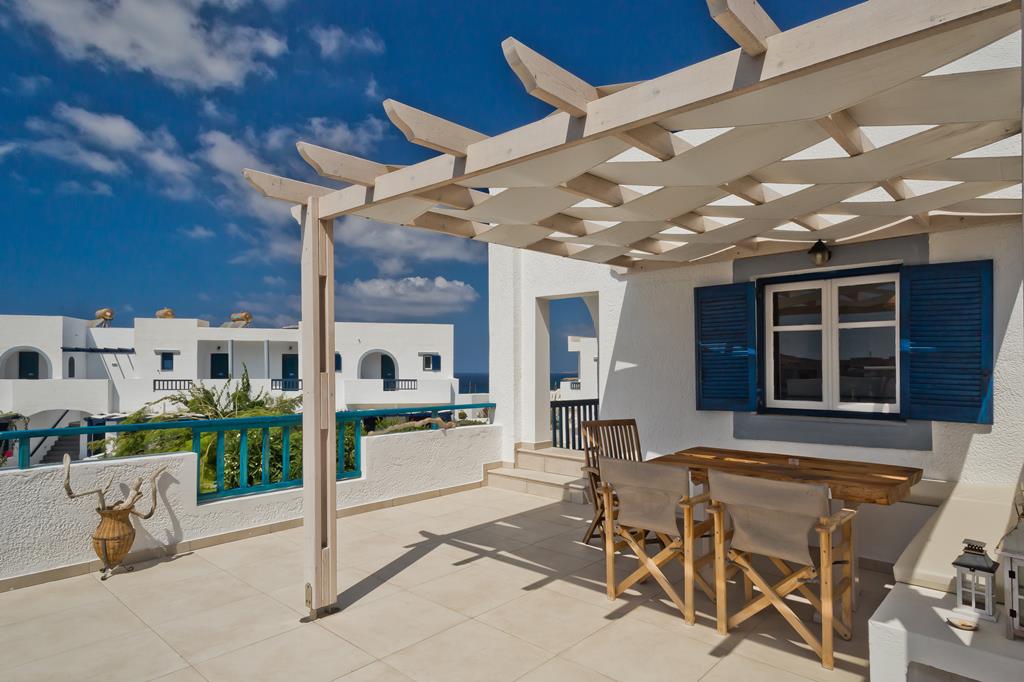 Popi Studios – Terras met pergola, Arkasa