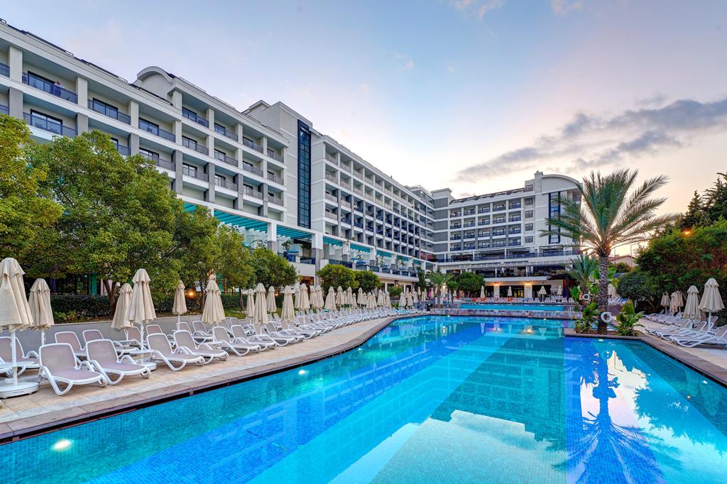 Seaden Valentine Resort & Spa 16 – Zwembad met ligbedden, Side