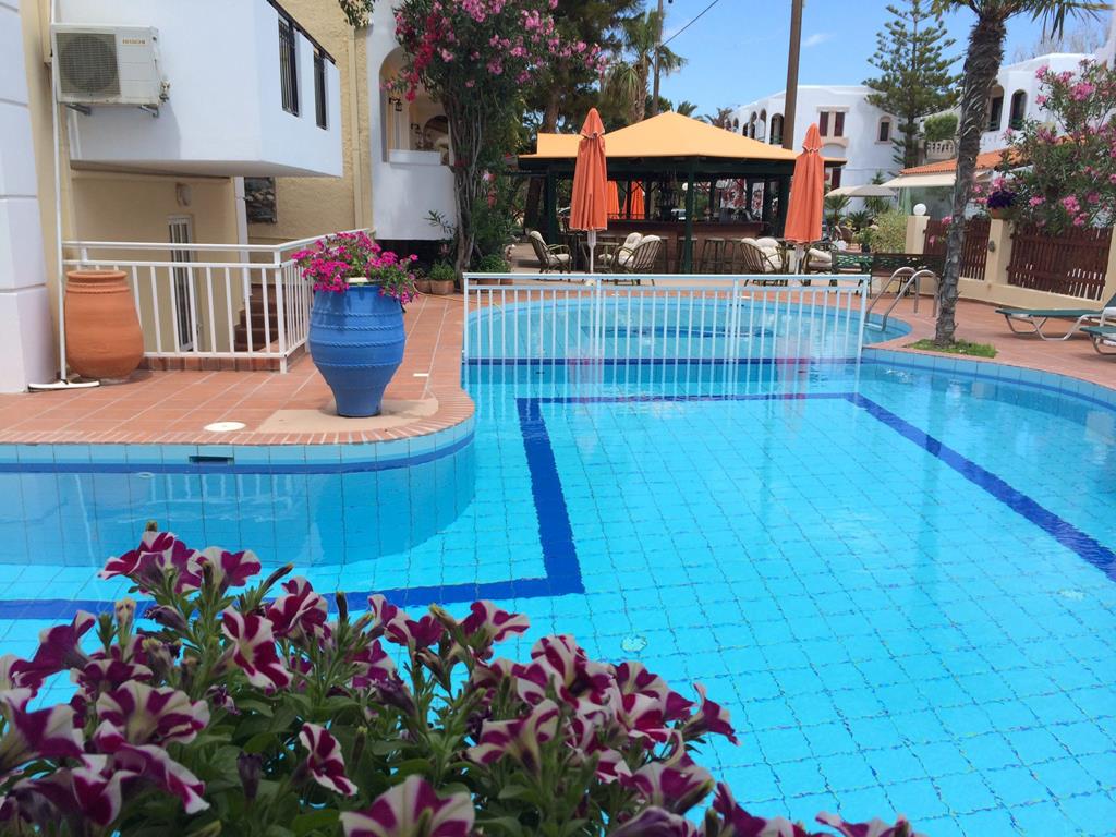 Bueno – Zwembad met bloemen, Rethymnon