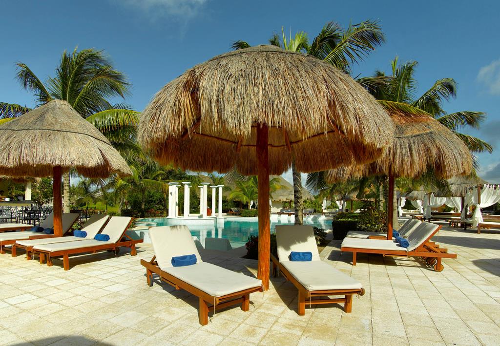 TRS Yucatan – Ligbedden met parasols, Riviera Maya