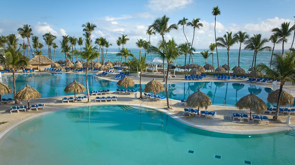 Bahia Principe Explore Punta Cana – Zwembad met parasols, Punta Cana