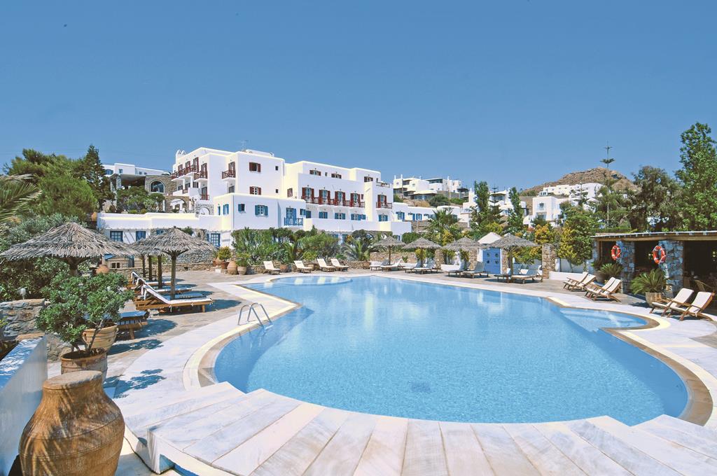 Kamari – Zwembad bij wit hotel, Plati Yialos