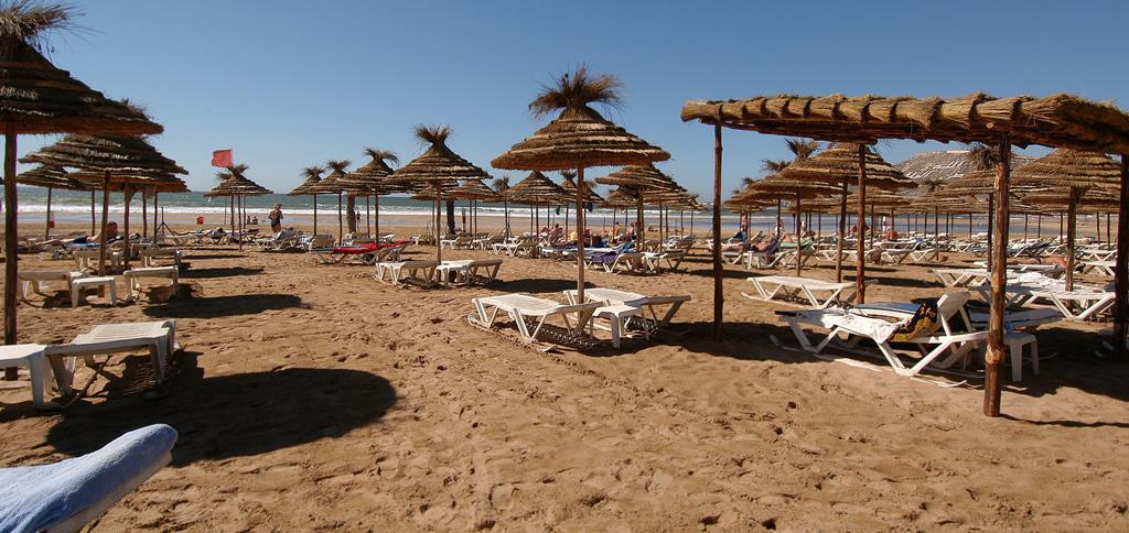 Decameron Tafoukt – Strand met parasols, Agadir