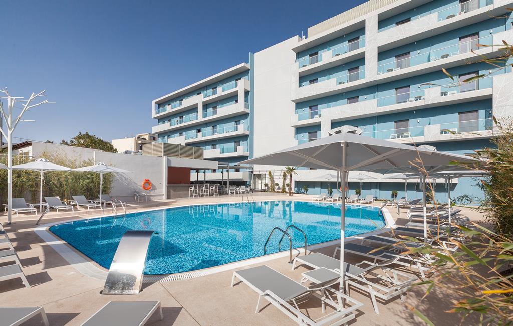 Blue Lagoon City – Zwembad met ligbedden, Kos stad