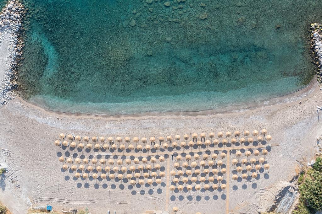 Myrina Beach – Strand met parasols, Kolymbia