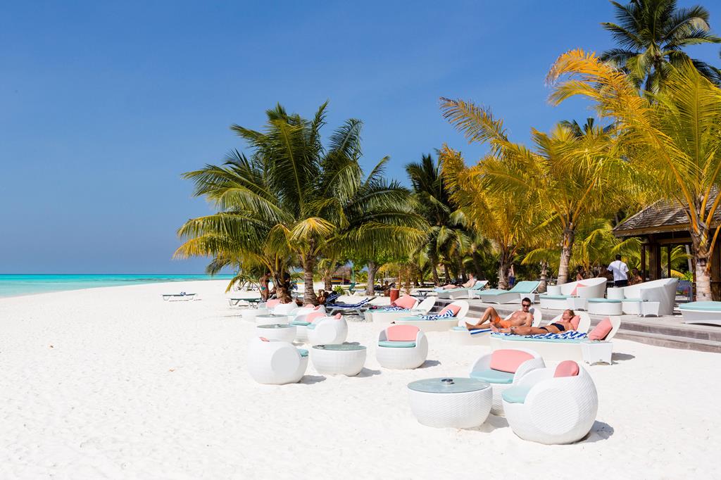 Meeru Maldives Resort Island – Wit strand met lounge, Noord Male Atol