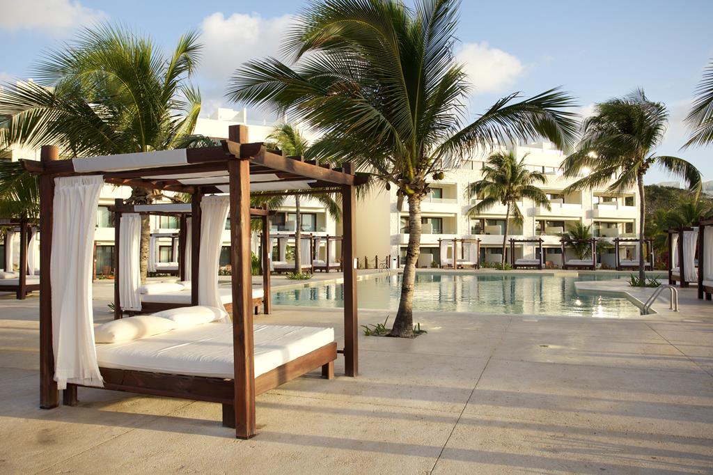 Akumal Bay Beach & Wellness Resort – Loungebed bij zwembad, Akumal