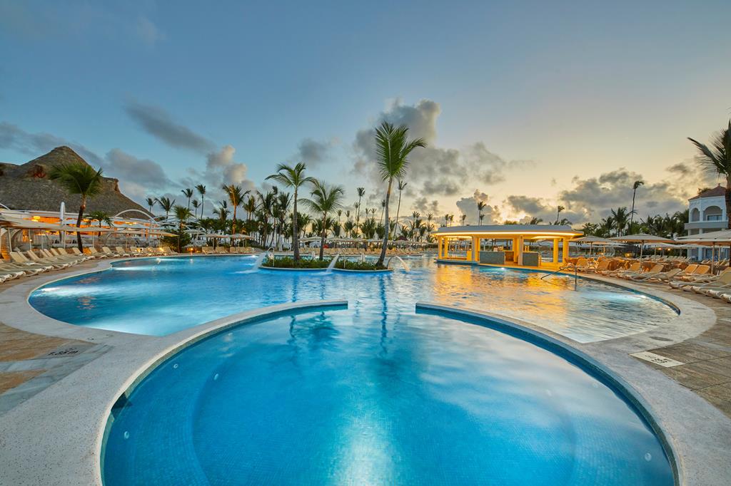 Bahia Principe Escape Ambar – Zwembad bij zonsondergang, Playa Bavaro