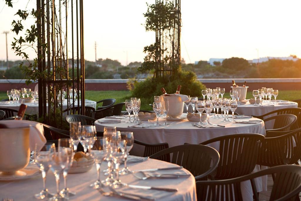 Masseria Santa Lucia – Terras bij zonsondergang, Marina Di Ostuni