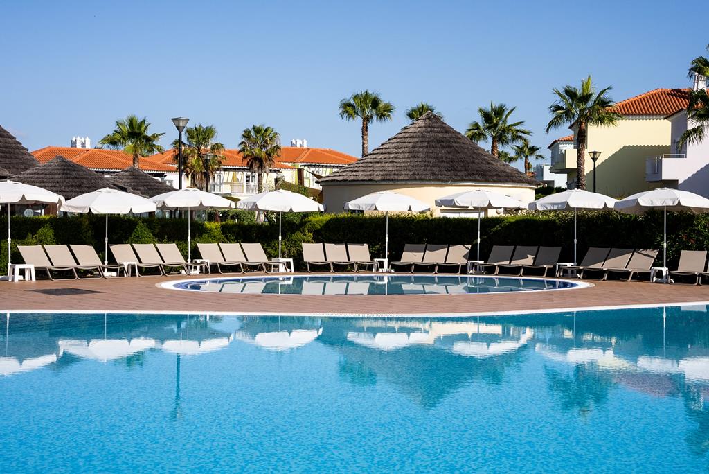Eden Villas & Appartementen – Zwembad met parasols, Albufeira