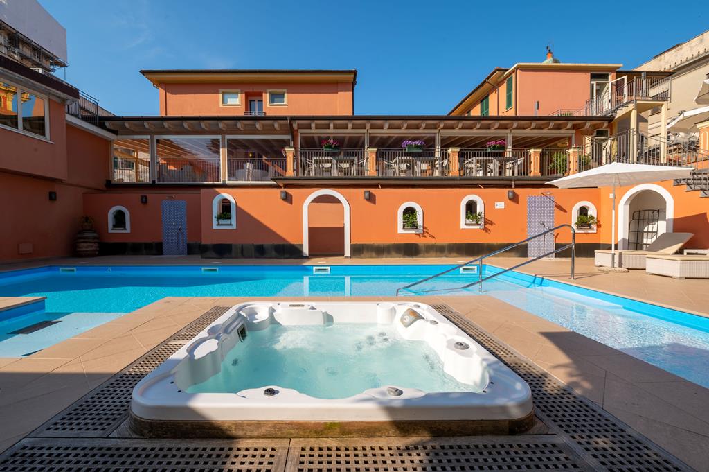 Monterosa – Zwembad met bubbelbad, Chiavari