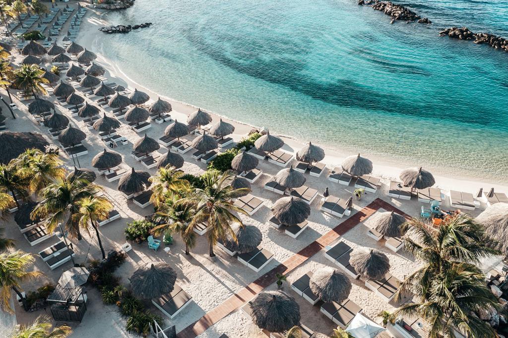 The Kontiki Curacao Beach Resort – Strand met parasols, Mambo Beach
