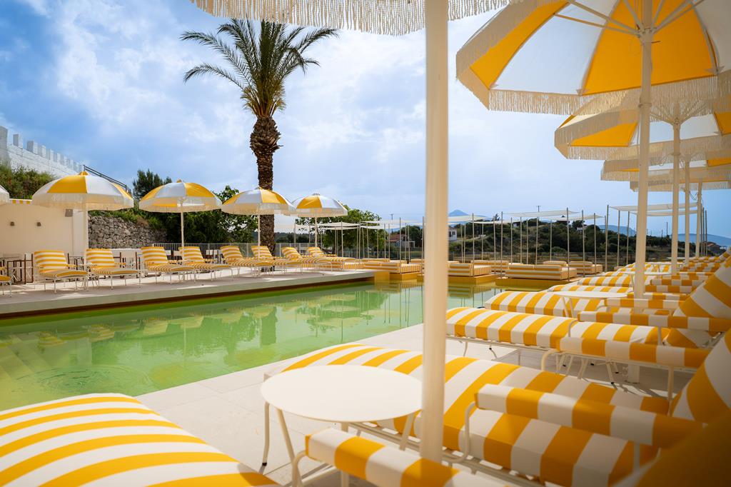 Lithos – Zwembad met parasols, Pythagorion