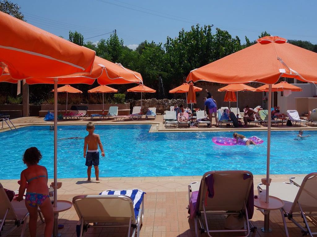 Althea Village – Zwembad met oranje parasols, Chania