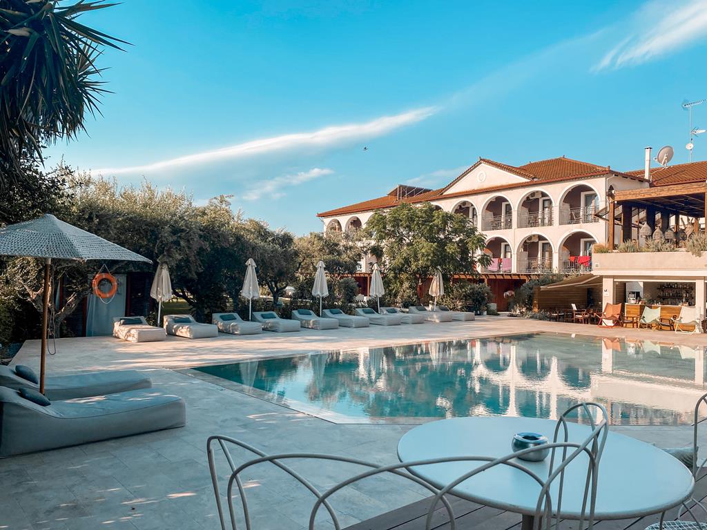 Castelli – Zwembad met hotelgevel, Agios Sostis