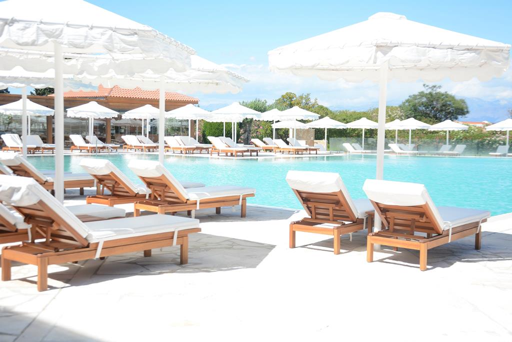 Roda Beach Resort – Zwembad met ligbedden, Roda