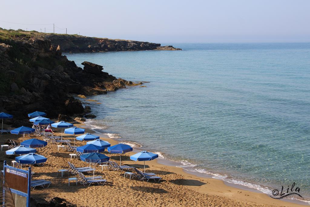 Astra Village – Strand met parasols, Svoronata