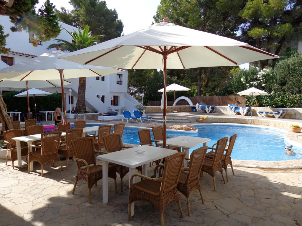 Los Pinares de Benet – Terras bij zwembad, Santa Eulalia del Río