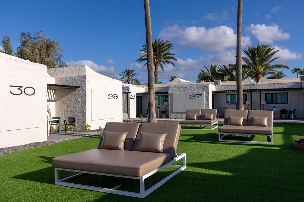 Tajaraste – Tuin met loungebedden, Playa del Ingles