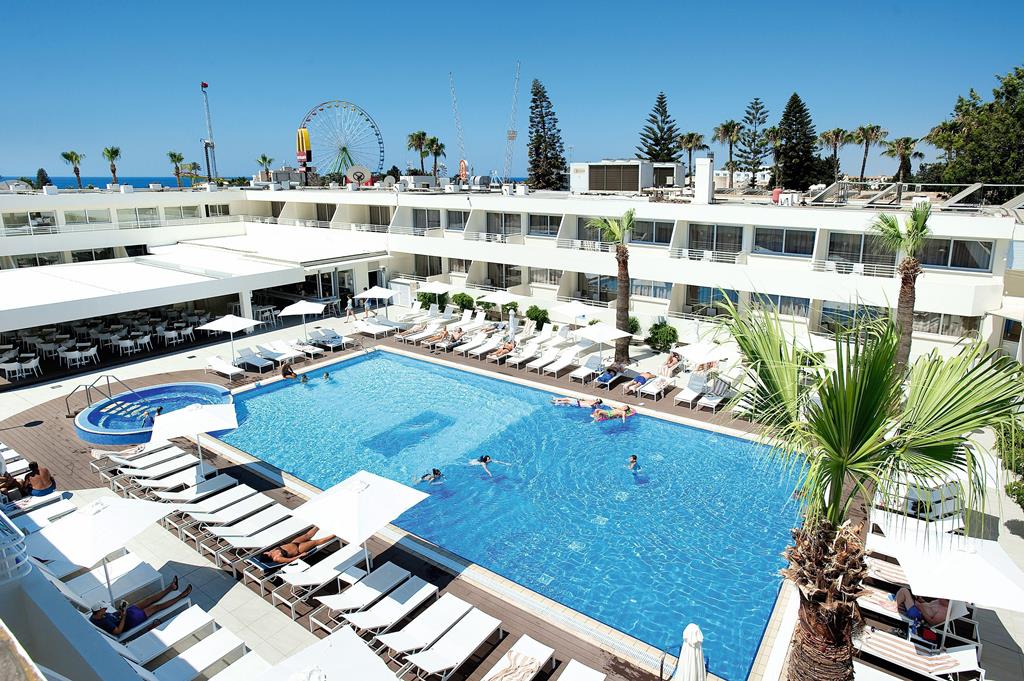 Melpo Antia Hotel & Suites – Zwembad met palmen, Ayia Napa