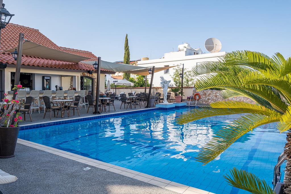Anais Bay – Zwembad met palm, Protaras