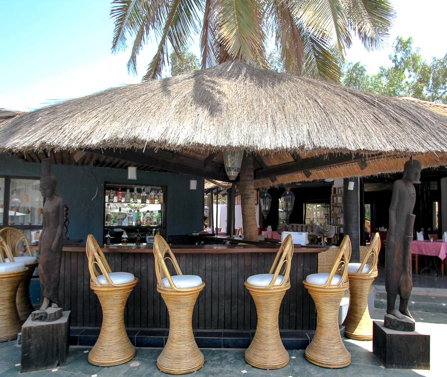 Bakotu Hotel – Bar met rieten dak, Kotu