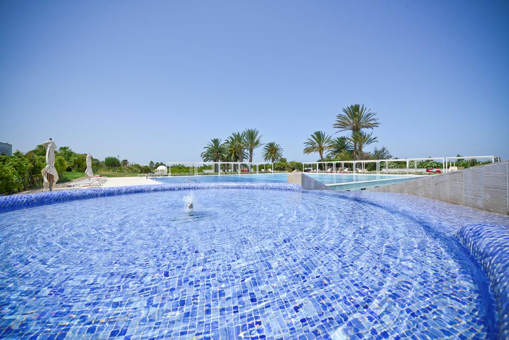Masseria Santa Lucia – Zwembad met fontein, Marina Di Ostuni