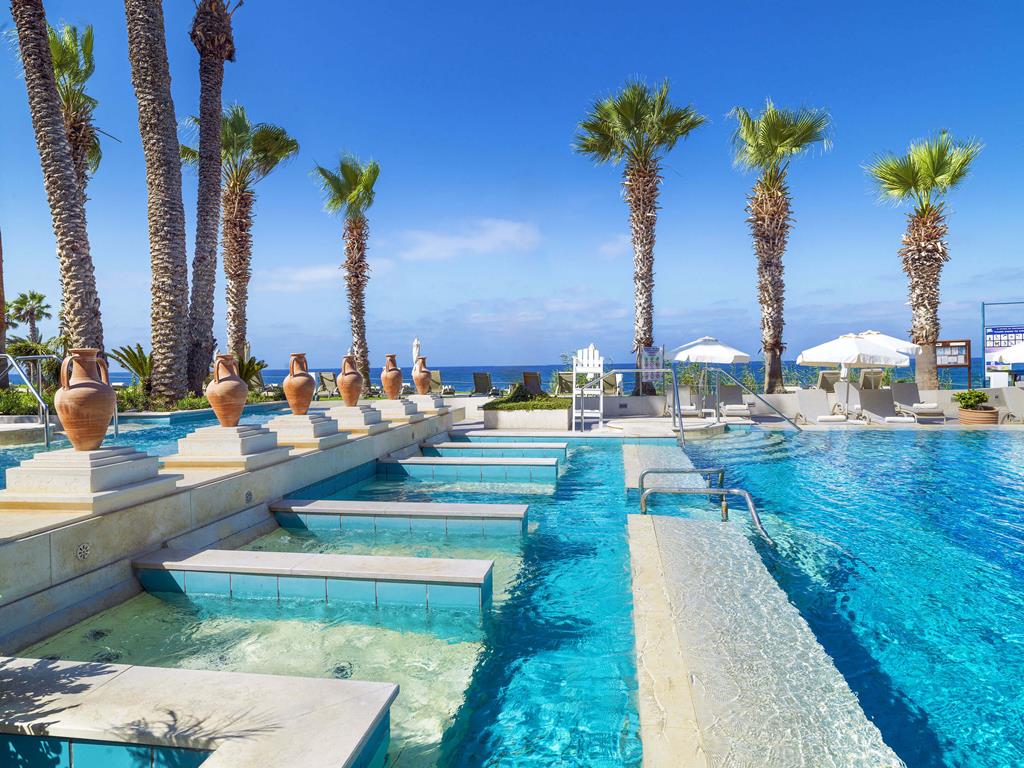 Alexander the Great Beach – Zwembad met palmen, Paphos