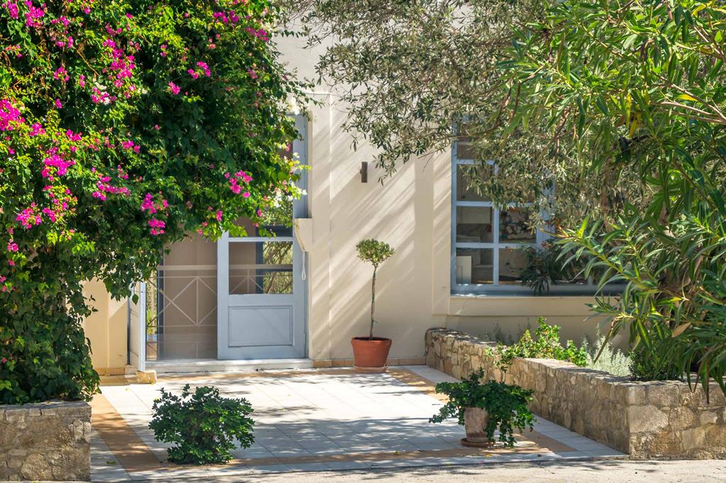 Armonia Bay Hotel – Ingang met bloemen, Kokkari