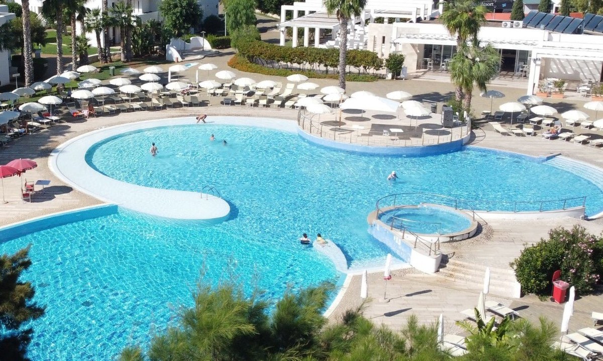 Riva Marina Resort – Zwembad met ligbedden, Carovigno