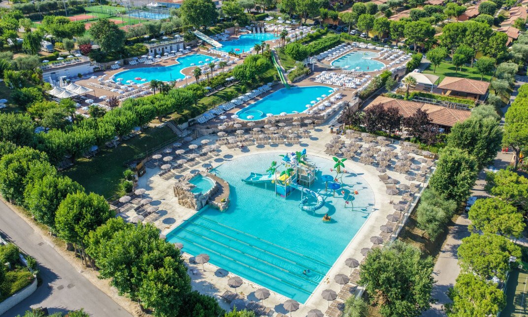 Camping Piani di Clodia – Zwembadlandschap van boven, Lazise