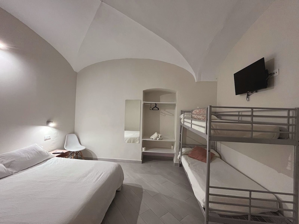 Hostal Pompeya cover