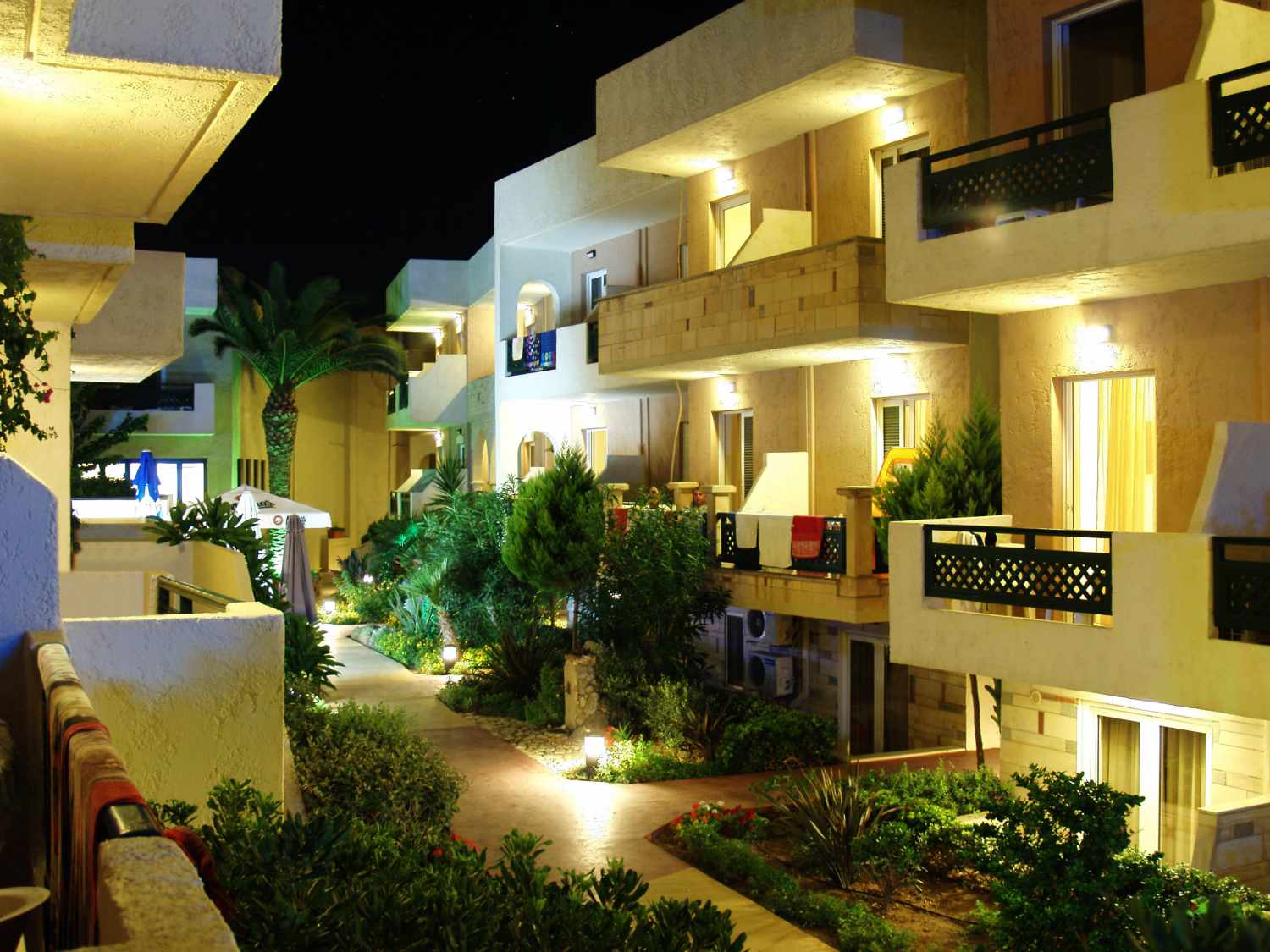 Odyssia Beach – Gevel in de avond, Rethymnon