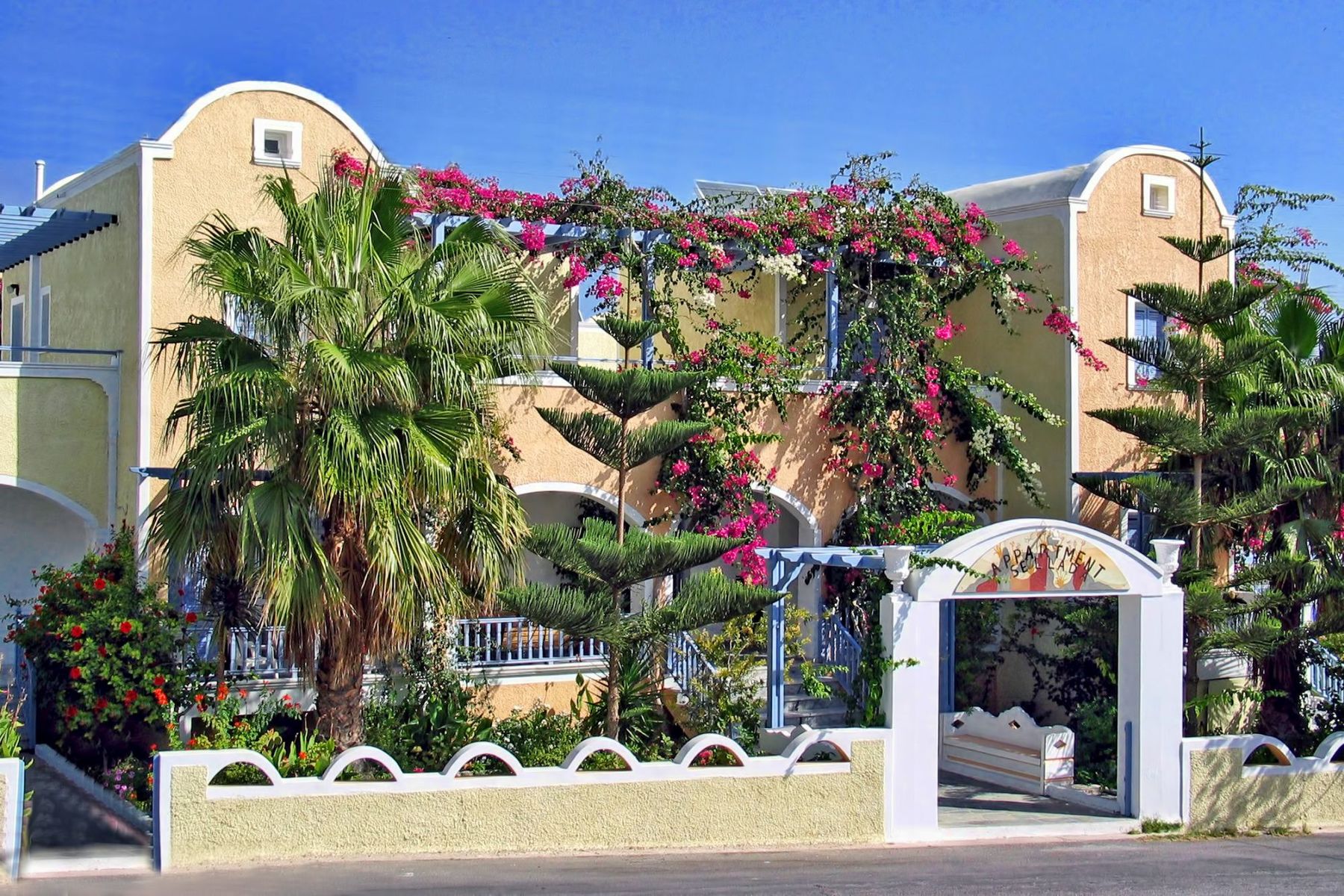 Sellada Apartments – Tuin met bloemen, Kamari