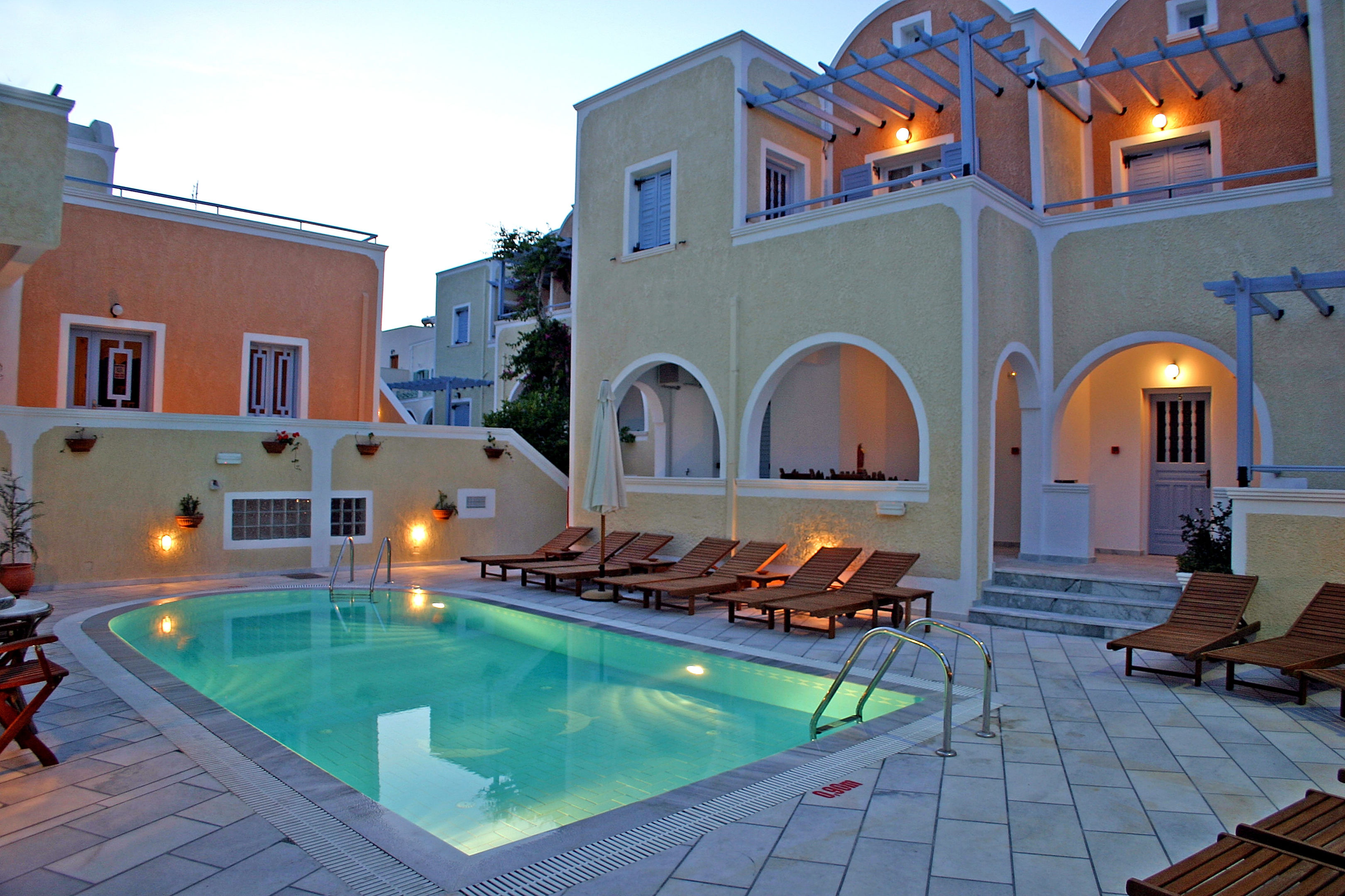 Sellada Apartments – Zwembad bij avond, Kamari