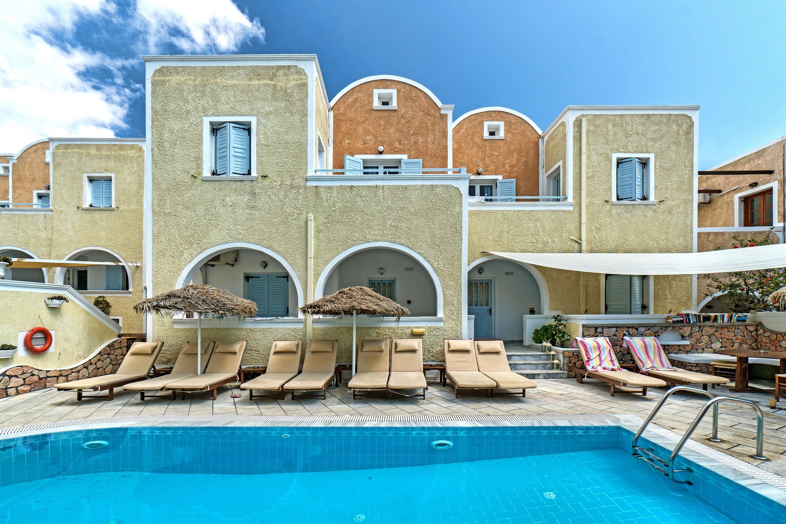 Sellada Apartments – Zwembad en gevel, Kamari