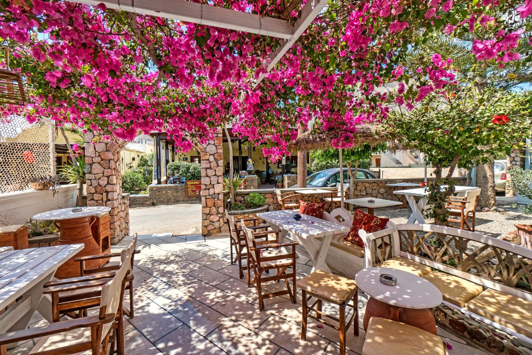 Sellada Apartments – Terras met bloemen, Kamari