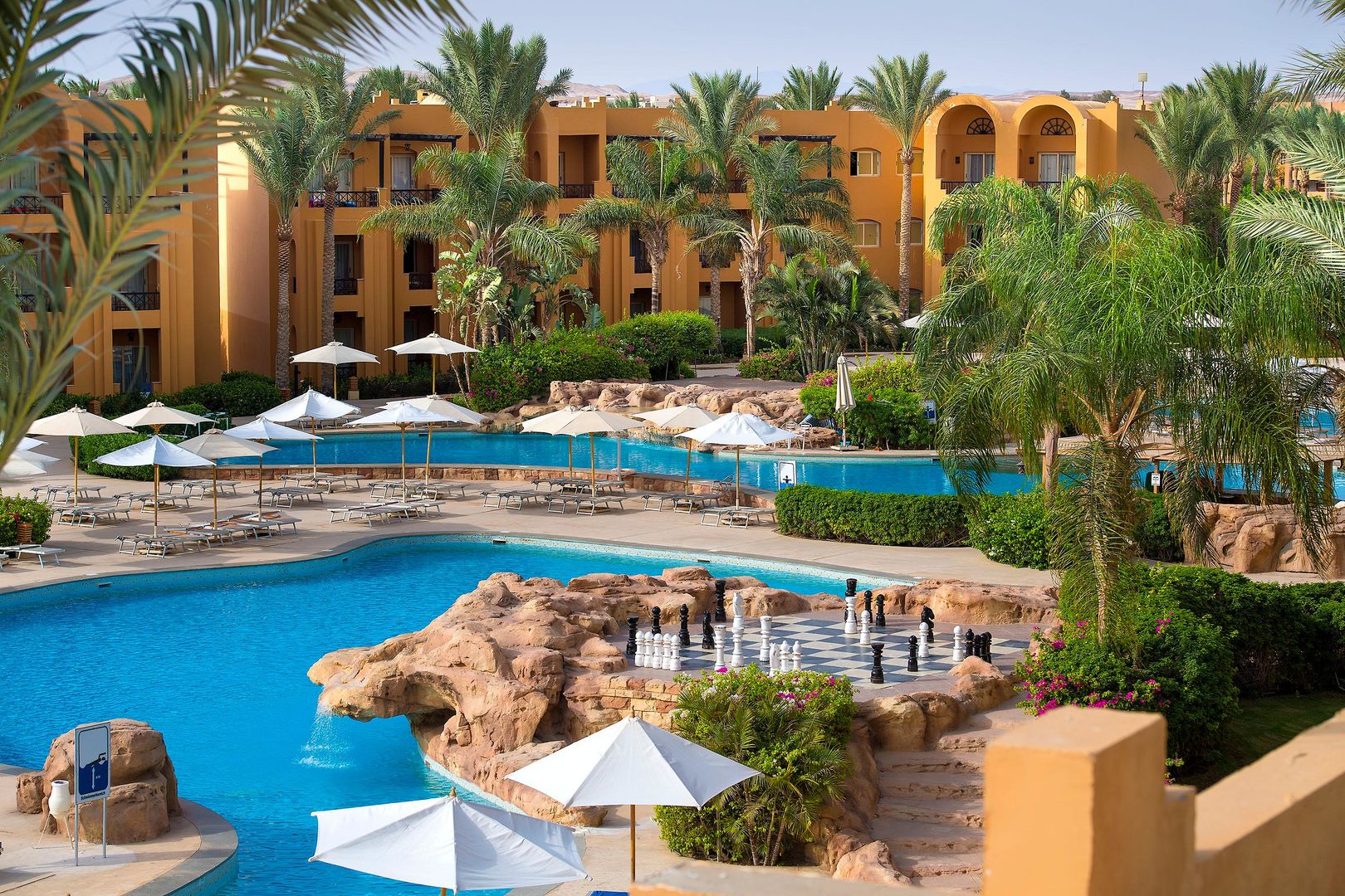 Stella Beach Resort & Spa – Zwembad met palmen en rotsen, Makadi Bay