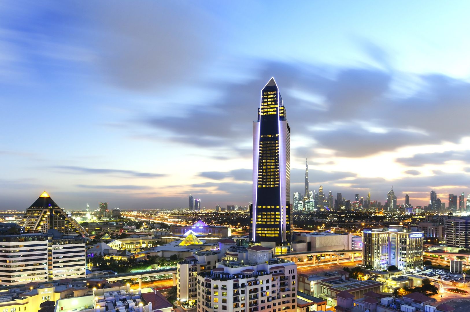 Sofitel Dubai The Obelisk – Skyline bij schemering, Dubai