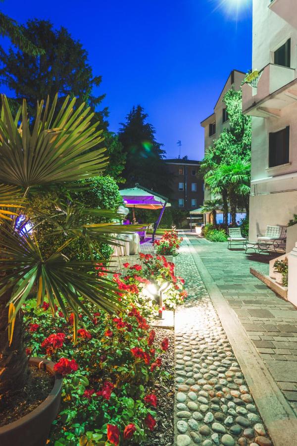 Park Hotel Ai Pini – Tuin met bloemen en paden, Venetië