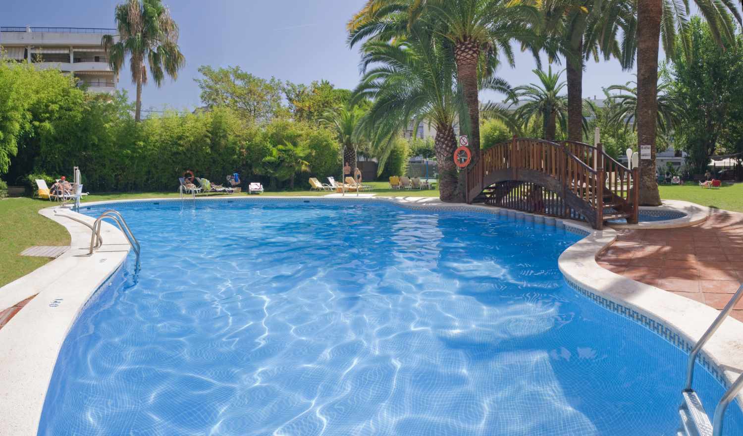 Mònica Hotel – Zwembad met brug en palmen, Cambrils