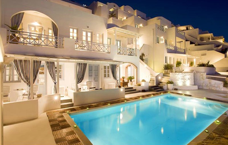 Andromeda Villas & Spa Resort – Zwembad bij avond, Imerovígli