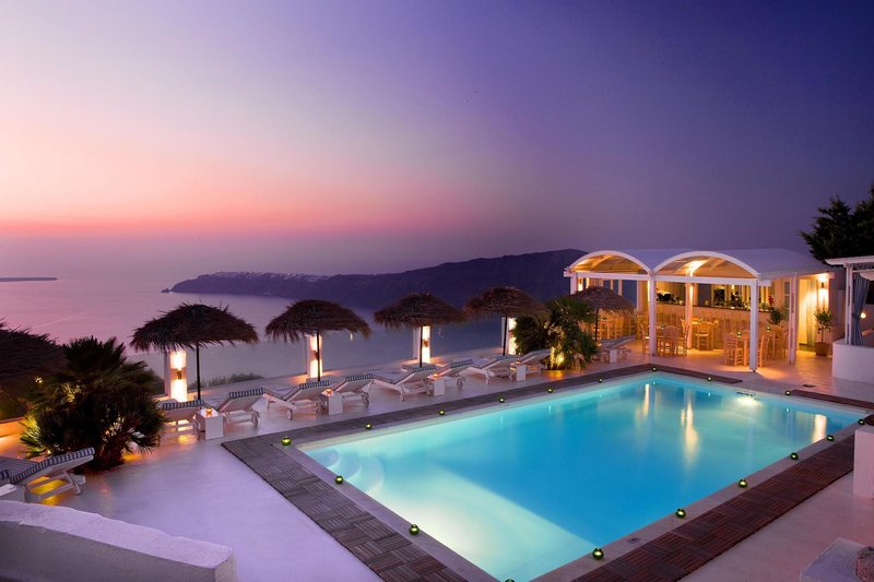Andromeda Villas & Spa Resort – Zwembad bij zonsondergang, Imerovígli