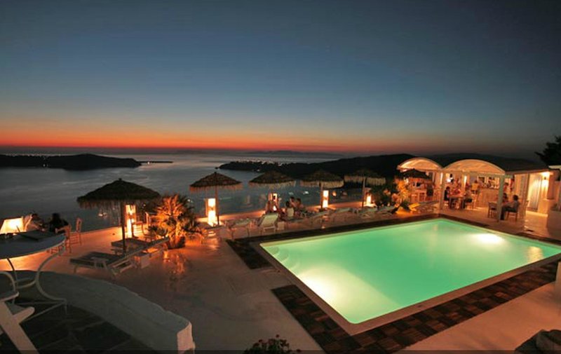 Andromeda Villas & Spa Resort – Zwembad met uitzicht bij schemering, Imerovígli