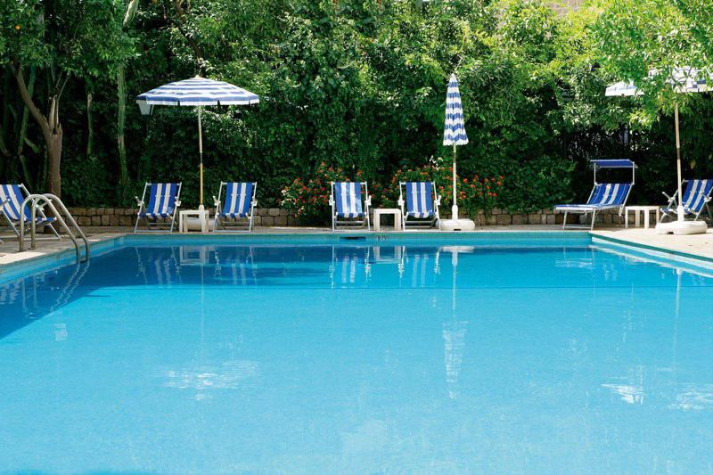Grand Hotel de la Ville – Zwembad in tuin, Sorrent, Napels