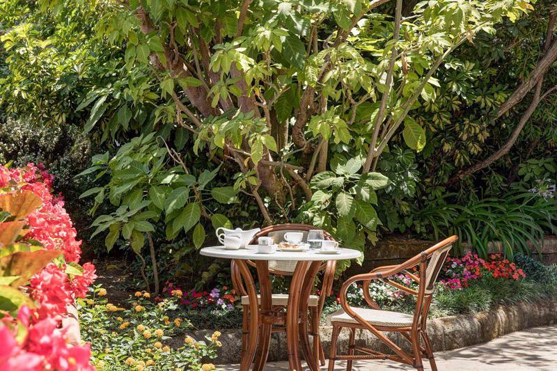 Grand Hotel de la Ville – Tuin met zitje, Sorrent, Napels