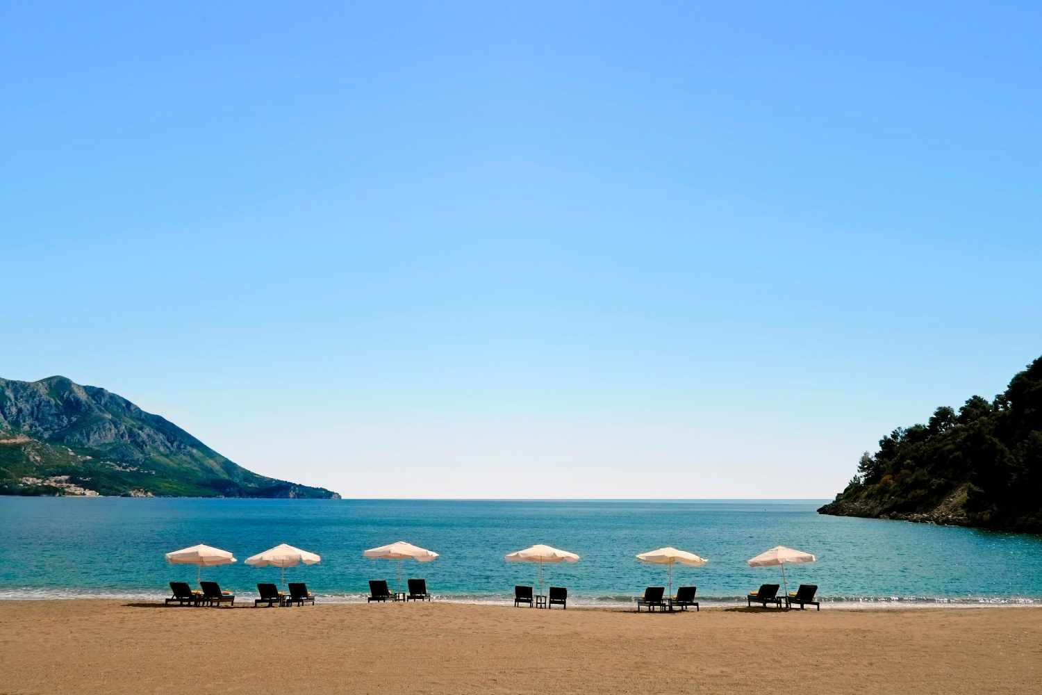 Iberostar Waves Slavija – Strand met parasols, Budva