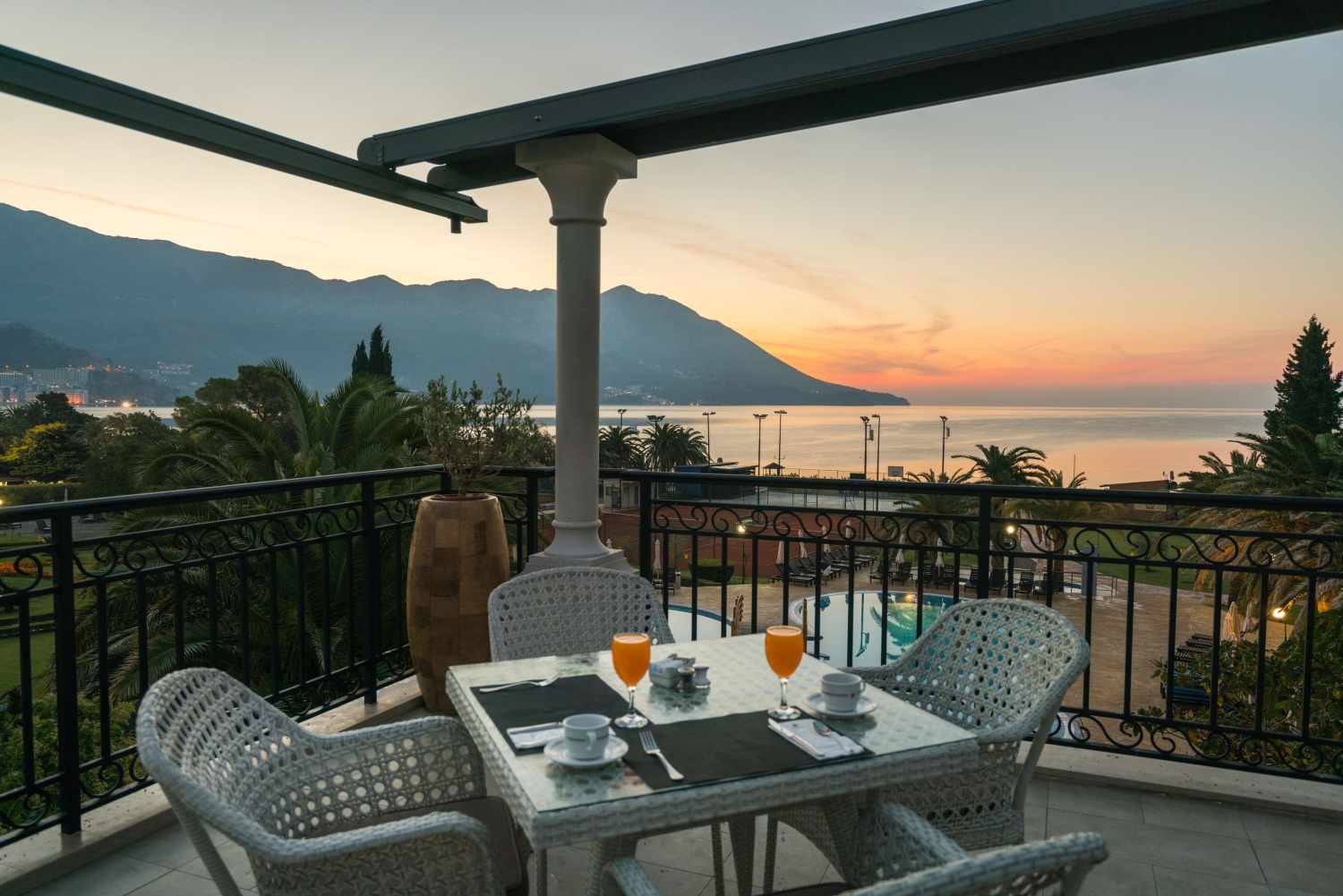 Iberostar Waves Slavija – Terras bij zonsondergang, Budva