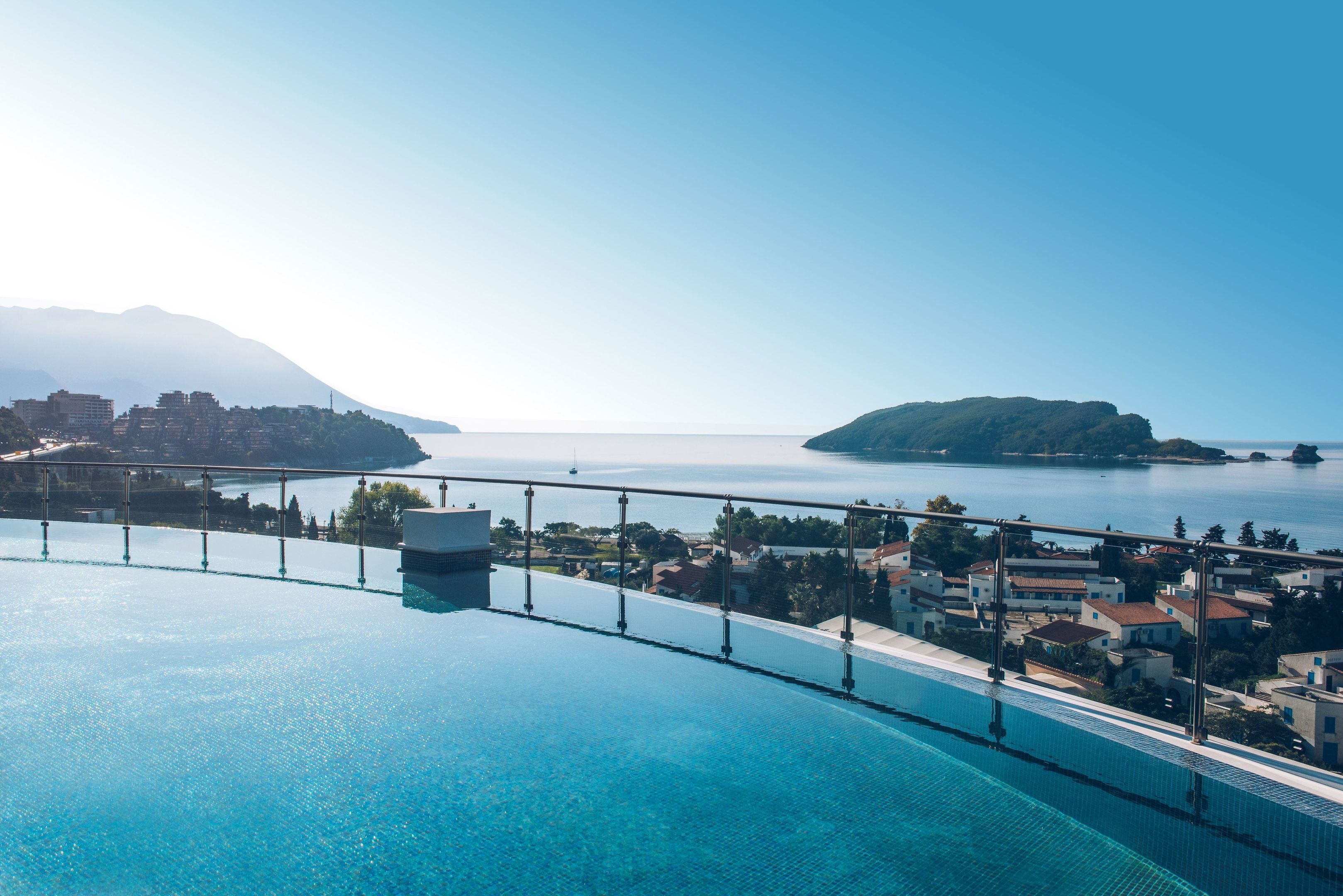 Iberostar Waves Slavija – Infinity pool boven de baai, Budva