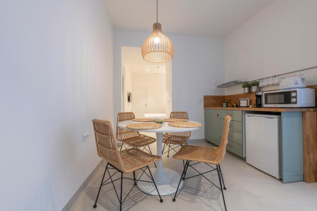 Alzocaire Hostal Boutique – Keuken met eethoek, Conil de la Frontera